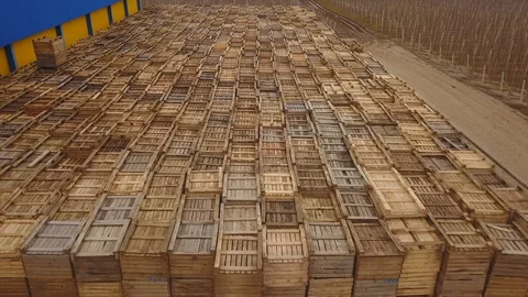 Aerial view of a large number of pallets. The pallets are stacked one by one Stockbeeldmateriaal 128508973