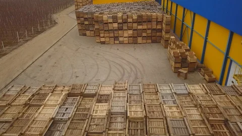 Aerial view of a large number of pallets. The pallets are stacked one by one Stockbeeldmateriaal 128509314