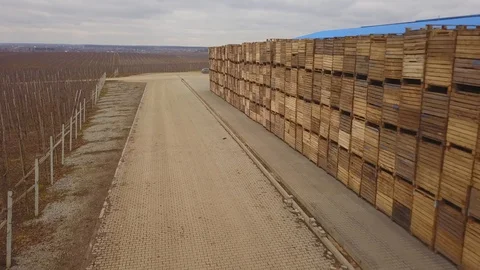 Aerial view of a large number of pallets. The pallets are stacked one by one Stockbeeldmateriaal 128509561
