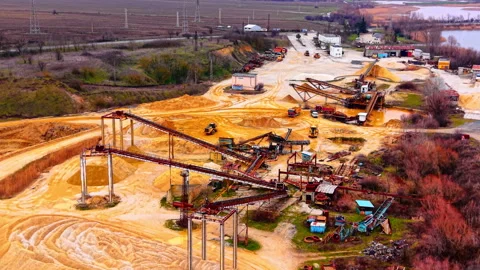 Aerial view of large sand and gravel plant with multiple conveyor lines, Vídeo Stock 336725796