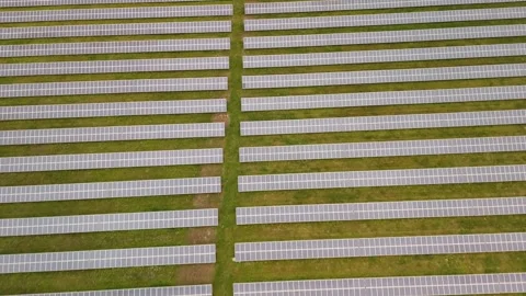 Aerial View of Large-Scale Solar Panel Farm Vídeos de archivo 327982925