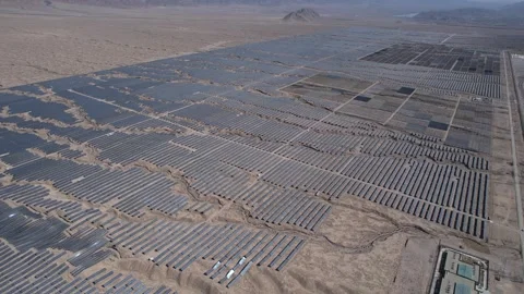 Aerial View of Large Scale Solar Farm Photovoltaic Panels Gobi Desert China Vídeos de archivo 336619528