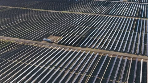 Aerial View of Large Scale Solar Panel Farm Array Vídeo Stock 345693419