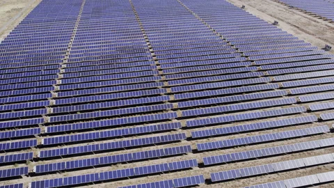 Aerial View of a Large Solar Array in the Desert in HLG HDR Vídeo Stock 164980749