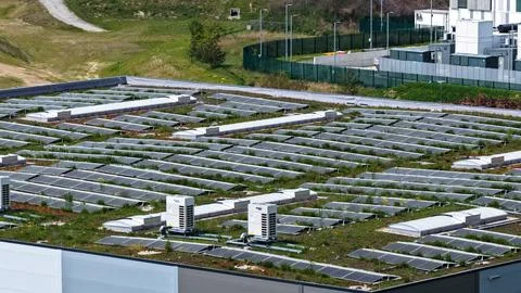 Aerial View of Large Solar Panel Array at Renewable Energy and Composting Foto stock