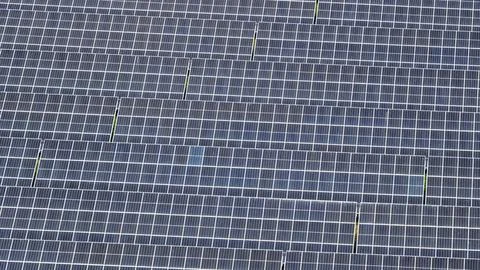Aerial View of Large Solar Panel Array in Green Landscape Fotos Stock