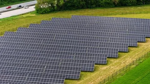 Aerial View of Large Solar Panel Farm Next to Highway Stock-Fotos