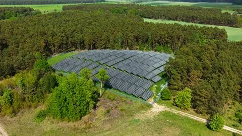 Aerial View of Large Solar Panel Farm in Forest Landscape Stock-Fotos