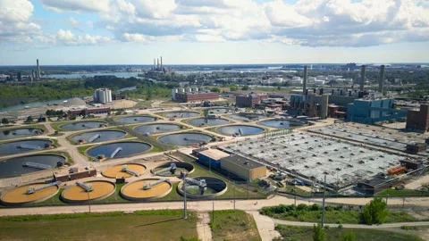 Aerial view of Large waste water and sewerage treatment plant in Detroit su.. 스톡 동영상 319811577