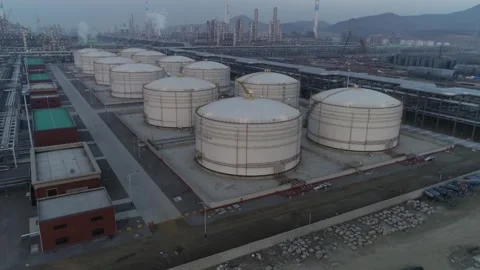 Aerial View of Large White Storage Tanks at Industrial Complex 库存影片 334638122