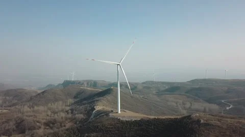 Aerial View of Large White Wind Turbines on Rolling Hills Vidéo 334863744