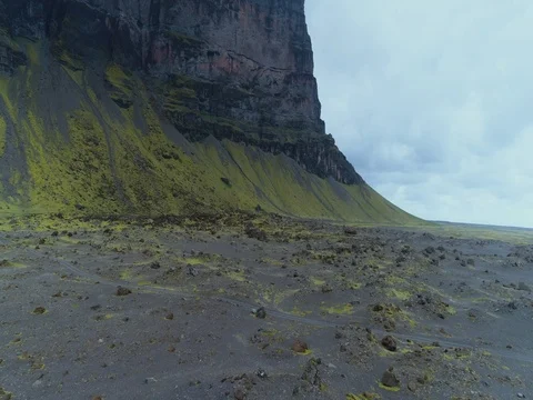 Aerial view of lava field with cliffs in the distance Vidéo 79856659
