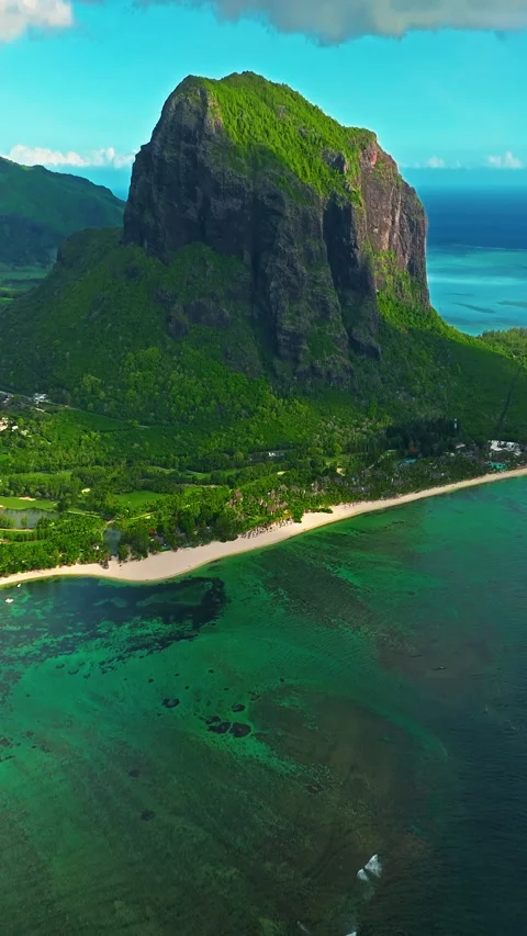 Aerial view of Le Morne Peninsula and sea lagoon formed by coral reefs 库存影片 343326174