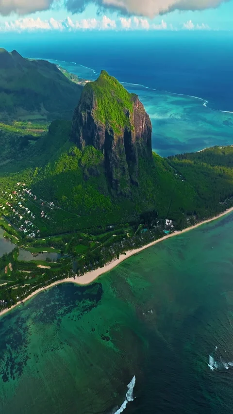 Aerial view of Le Morne Peninsula and sea lagoon formed by coral reefs 库存影片 343326941