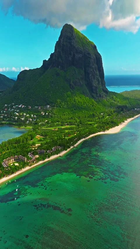 Aerial view of Le Morne Peninsula and sea lagoon formed by coral reefs Vidéo 343327573