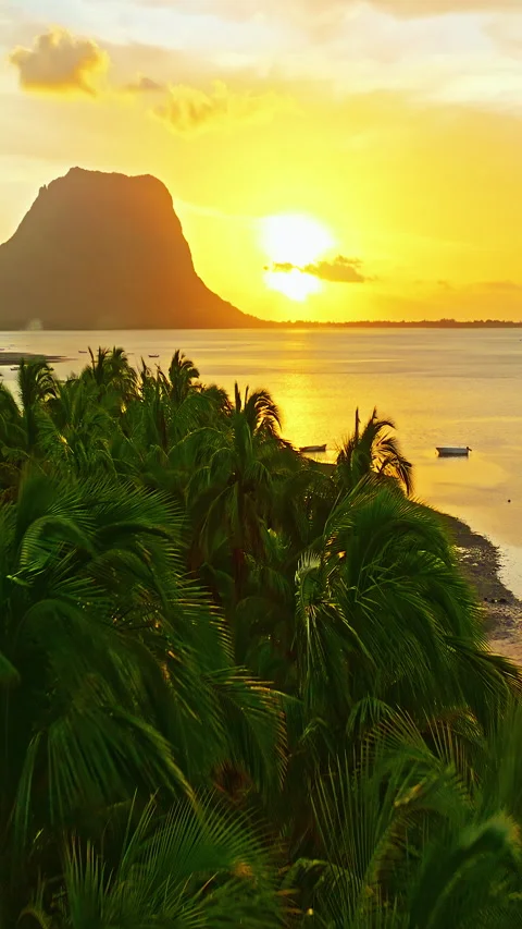 Aerial view of Le Morne Peninsula, Le Morne Brabant Mountain. Sea lagoon formed 库存影片 343328565