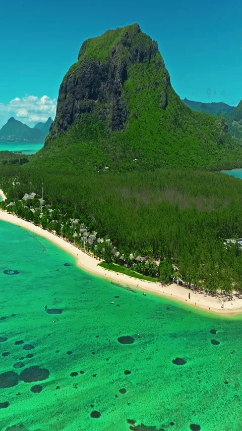 Aerial view of Le Morne Peninsula and sea lagoon formed by coral reefs 库存影片 343463413