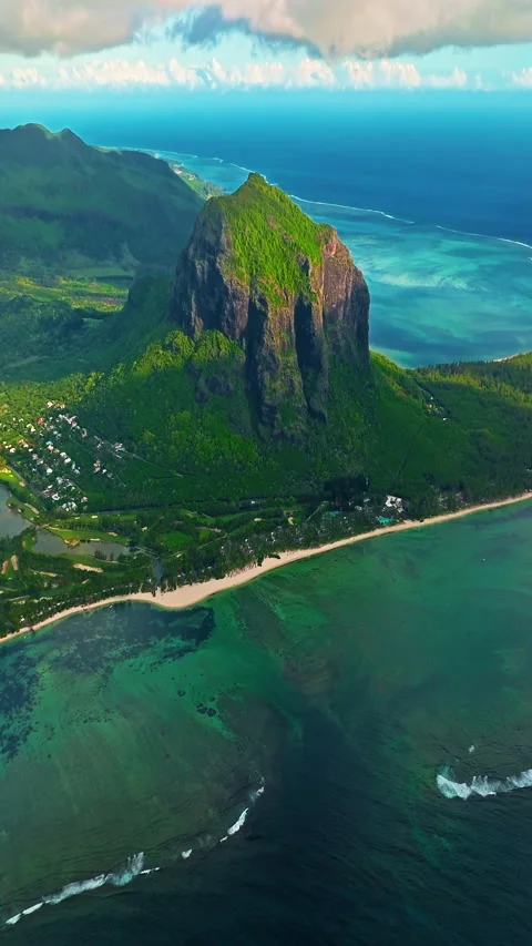 Aerial view of Le Morne Peninsula and sea lagoon formed by coral reefs 库存影片 343465257