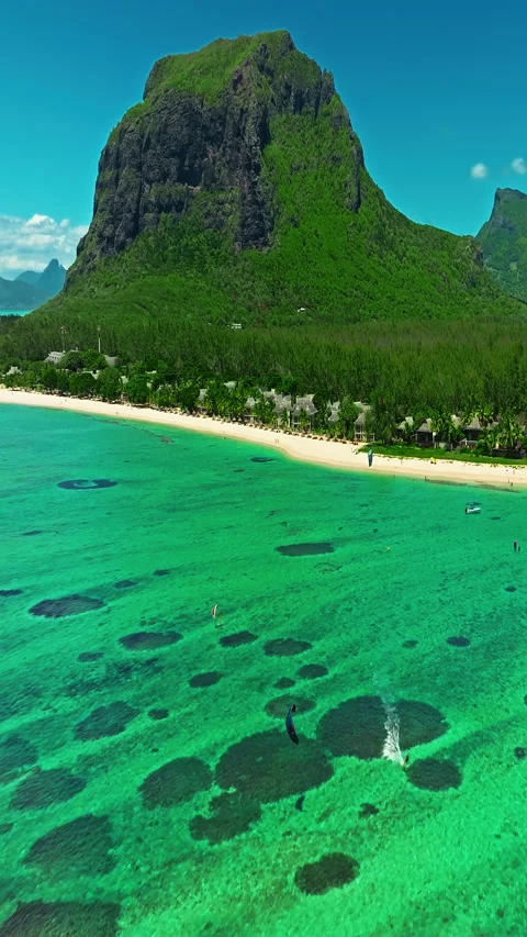 Aerial view of Le Morne Peninsula and sea lagoon formed by coral reefs 库存影片 343474795