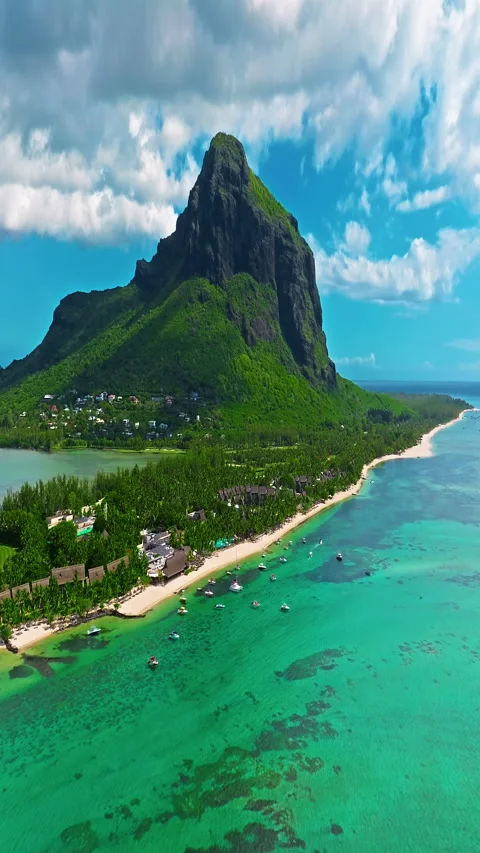 Aerial view of Le Morne Peninsula and sea lagoon formed by coral reefs 库存影片 343484633