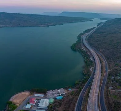 Aerial view light on super highway Along the Lam Takhong Dam at twilight. Foto stock
