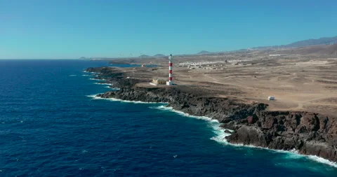 Aerial view. Lighthouse on the shore of the Atlantic Ocean. Canary Islands. Vídeo Stock 142238642