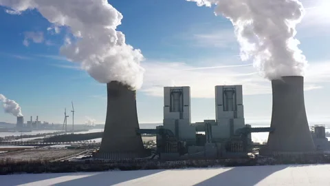 Aerial view of a lignite-fired power plant in operation in Winter. Vídeo Stock 263155331