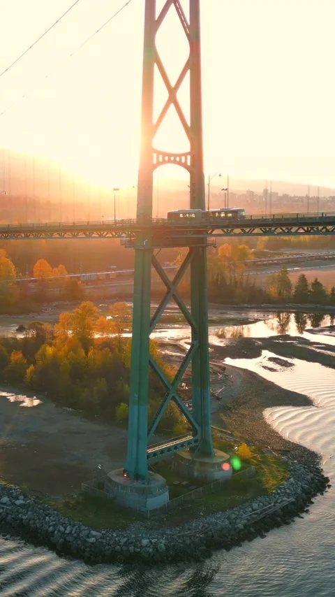Aerial view of Lions Gate Bridge, Vancouver harbour and West Vancouver at dawn Видео 342836085