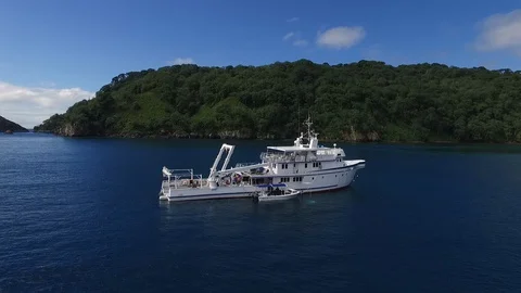 Aerial View of Live Aboard Dive Boat 스톡 동영상 128644292