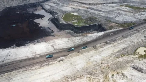 Aerial view of loading and unloading activities of coal transport trucks in.. Vídeo Stock 321341340