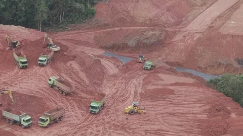 Aerial view of loading and unloading activities of trucks and excavators fo.. Vídeo Stock 334921823