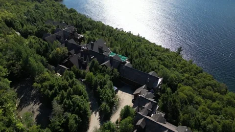 Aerial View of a Lodge Rooftop Framing a Lake Full of Islands Vídeos de archivo 338326599