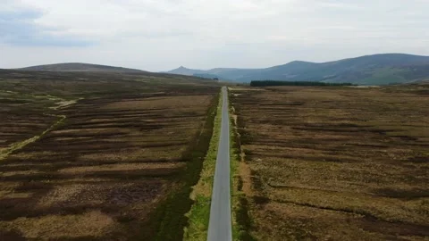 Aerial view of long endless road in the Wicklow mountains 库存影片 133381784