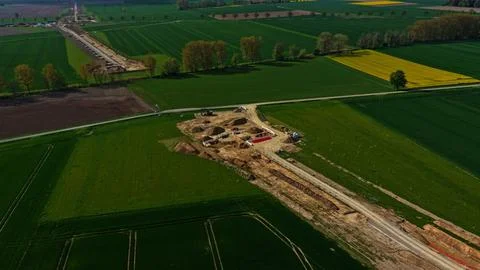 Aerial View of Long Infrastructure Construction Trench Through Agricultural Foto stock