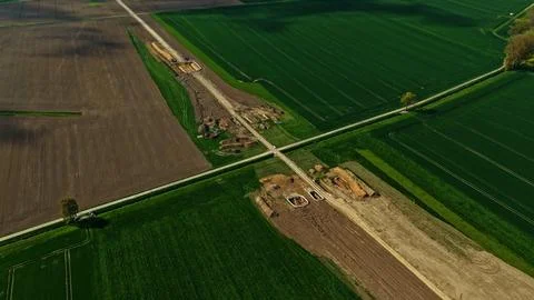 Aerial View of Long Infrastructure Construction Trench Through Agricultural Foto stock