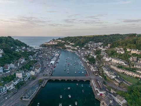 Aerial View of Looe Harbour Bridge and Town During Peaceful Early Morning S.. Foto stock