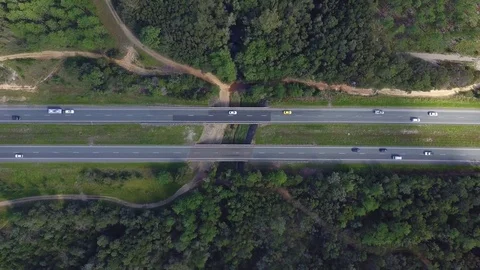 Aerial view looking down over highway with traffic driving both ways Stockbeeldmateriaal 89736979