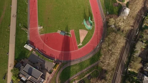 Aerial view looking down over runner on red running track in Parliament hill Vídeo Stock 307408345