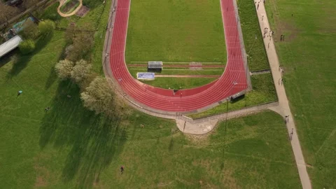Aerial view looking down over Parliament hill red running track oval loop Vídeo Stock 307409083