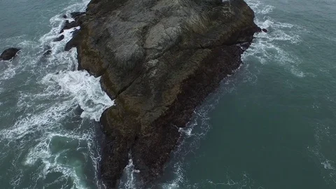 Aerial View Looking Down On Rock Formations in the Ocean 스톡 동영상 71162324