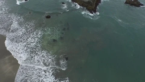 Aerial View Looking Down On Rock Formations in the Ocean 스톡 동영상 71163191