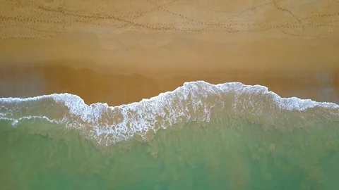 Aerial view of looping ocean wave reaching the coastline. Summer tropical beach Stock-Footage 91087329