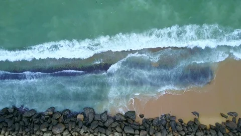 Aerial view of looping ocean wave reaching the coastline Stock-Footage 124399505