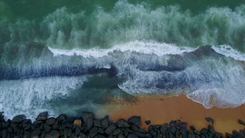 Aerial view of looping ocean wave reaching the coastline Stock-Footage 124400158