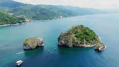 Aerial view of Los Arcos de Mismaloya rock formations, Mexico. Vídeo Stock 340316038