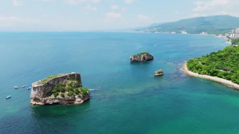 Aerial view of Los Arcos de Mismaloya, Mexico. Vídeo Stock 340316510