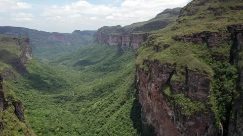 Aerial View of Lush Green Canyon with Steep Rocky Cliff Beautiful Landscape Stockbeeldmateriaal 332728126
