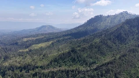 Aerial view of lush mountain range under clear sky Vidéo 345502172