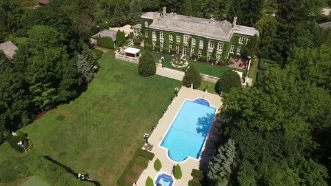 Aerial view of a luxury backyard. Видео 80327027