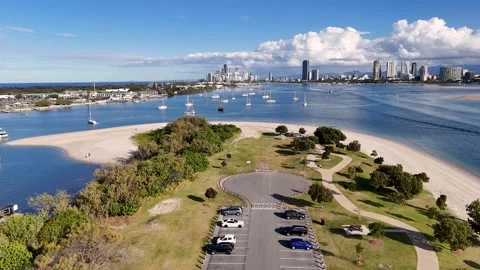Aerial View of Main Beach and Surfers Paradise Skyline 库存影片 341642317